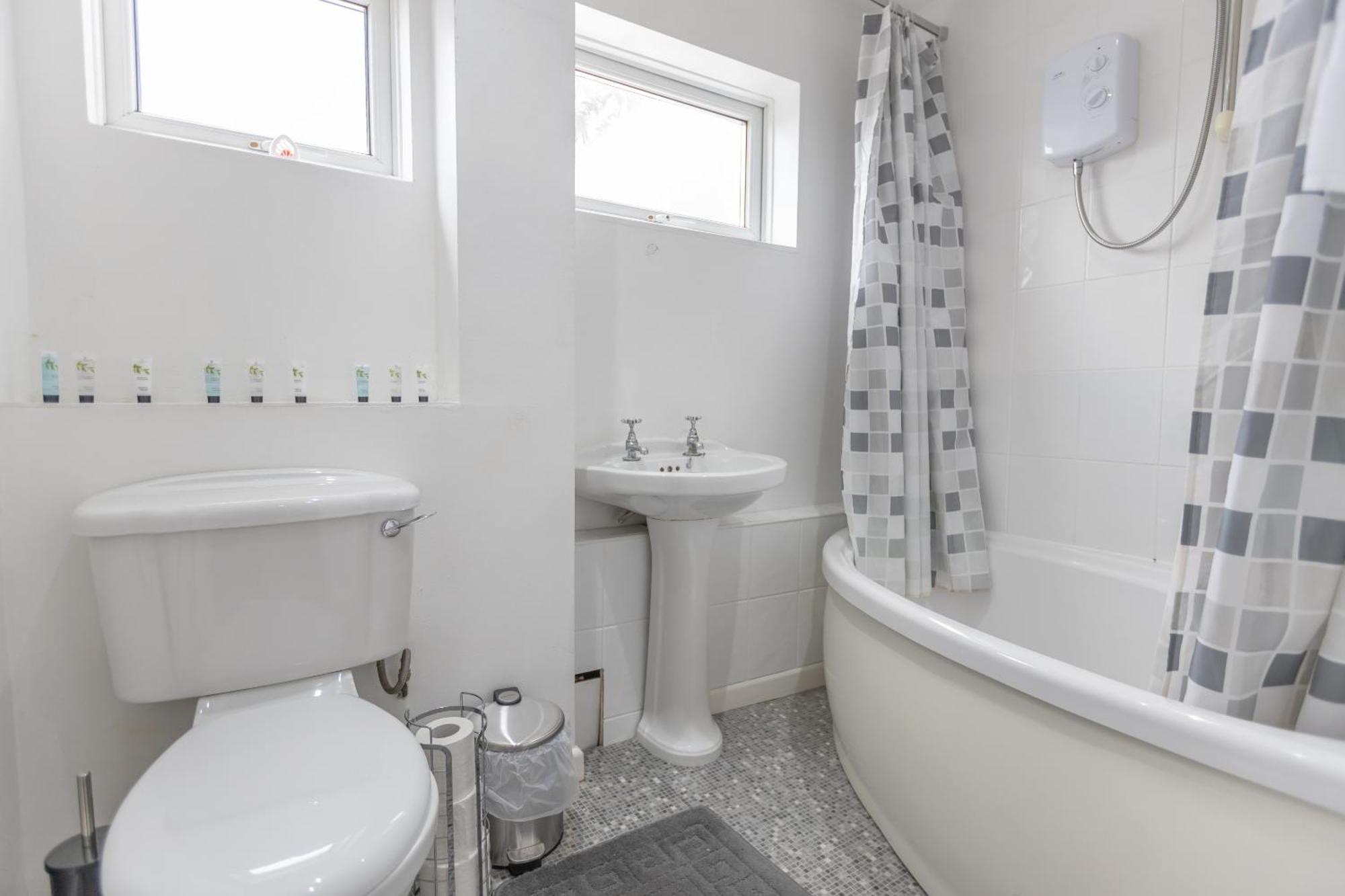 Opp B'Ham - Freshly Refurbished Walls And Carpets! Big Savings Booking 7 Days Or More! Lägenhet Marston Green Exteriör bild